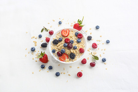 碗中的燕麦粥 盛满新鲜蓝莓 红莓和自制松饼麦片健康浆果美食牛奶稀饭水果饮食粮食食物图片