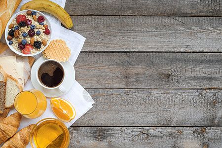 餐桌上健康早餐果汁牛奶火腿乡村饮食蜂蜜浆果面包桌子营养图片