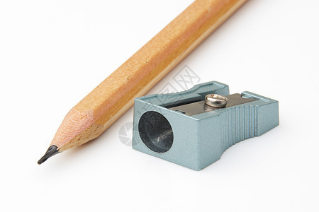 白色背景上成角度的棕色铅笔和卷笔刀图片