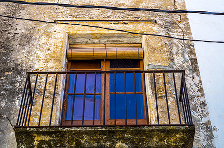 装有金属铁栏杆 坚固建筑名人板的时尚阳台建筑学窗户城市乡村地面百叶窗玻璃装饰框架公寓背景图片