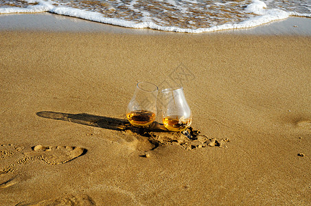 两杯威士忌 单麦芽酒 在沙子上冲洗饮料海景玻璃天气海滩海洋海浪海岸线蓝色活力图片