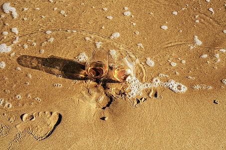 一杯威士忌单麦芽酒 在沙子上被海浪冲洗海岸线运动海景沿海海洋海滩活力沙滩烈酒饮料图片