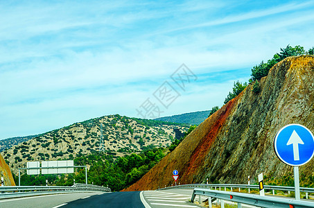 西班牙山峰的快路 美丽的穆恩风景技术旅行基础设施车道驾驶沙漠蓝色金属荒野旅游图片