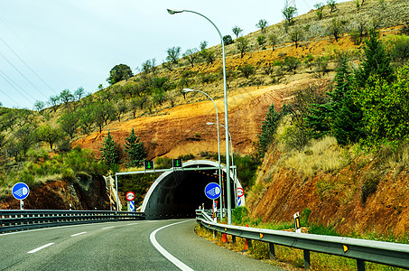 通向隧道 穿过山顶的隧道的快路蓝色路线基础设施沙漠技术岩石国家运输旅游全景图片