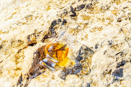 在石头上的玻璃杯里 一杯纯麦威士忌 在自然的圣杯上喝酒岩石悬崖侵蚀饮料美丽闲暇玻璃蓝色环境麦芽图片