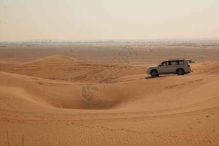 沙漠中的干沙空气假期脚印魅力车辆冒险旅游波浪灌木丛吉普车图片