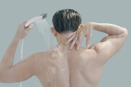 在洗手间里用洗发水洗头发的年轻人凝胶肥皂卫生男人淋浴治疗泡沫成人洗澡浴室图片