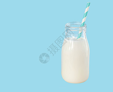 瓶装鲜奶水 以浅蓝色背景的稻草 食物h玻璃奶制品蓝色液体瓶子早餐饮食白色图片