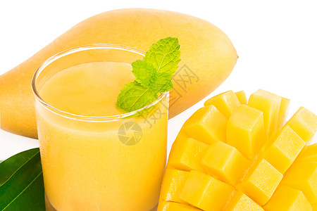 在白色背景上隔绝的芒果果果汁杯果汁茶点黄色饮料热带酸奶甜点水果橙子食物图片
