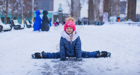 冬天在公园户外的可爱小女孩 在寒冬日雪堆森林晴天孩子婴儿雪花童年毛皮幸福季节图片