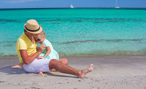 年轻父亲和小女儿在沙滩上玩得开心婴儿异国男性情调乐趣喜悦情感成人幸福假期图片