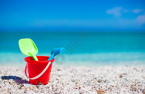 白沙滩上的海滩小孩玩具假期海岸季节墙纸童年旅行海洋橙子游客乐趣图片