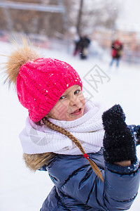 冬天在公园户外的可爱小女孩 在寒冬日童年毛皮晴天微笑婴儿雪堆女孩女性季节孩子图片