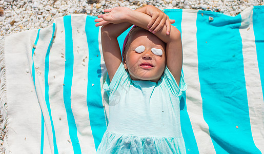 可爱的小女孩在沙滩度假期间玩得开心支撑热带乐趣自由异国海岸海滩帽子假期女儿图片