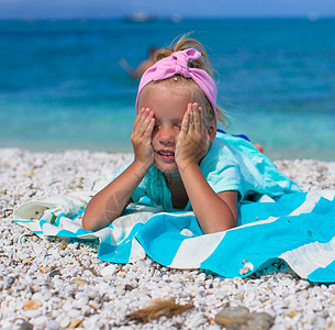 可爱的小女孩在沙滩度假期间玩得开心热带童年情调假期海洋乐趣婴儿女孩女儿孩子图片