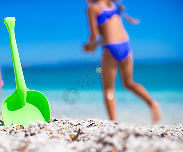 夏天孩子的沙滩玩具 在白沙中闲暇热带海洋橙子旅行旅游海滩墙纸乐趣孩子们图片