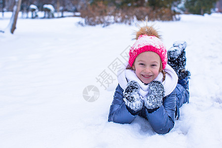 冬天在公园户外的可爱小女孩 在寒冬日雪堆毛皮童年孩子森林女孩季节雪花婴儿晴天图片