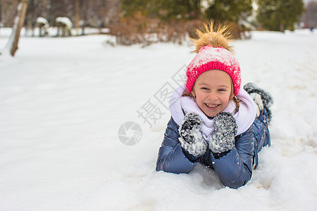 冬天在公园户外的可爱小女孩 在寒冬日孩子女性童年手套雪花女孩幸福森林季节闲暇图片