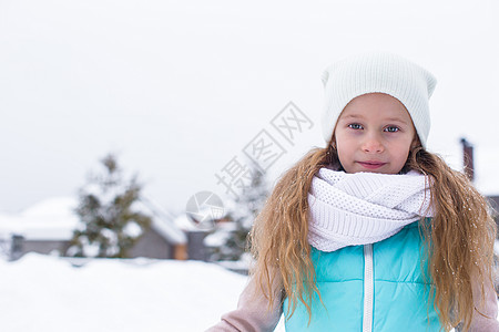 暖冬日户外可爱小女孩的肖像婴儿外套雪花天气晴天孩子幸福森林女儿女性图片