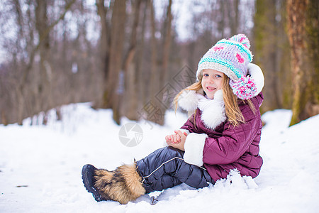可爱的快乐小女孩 在寒冬雪天 在户外玩得开心女儿微笑天气童年乐趣婴儿围巾手套雪花帽子图片