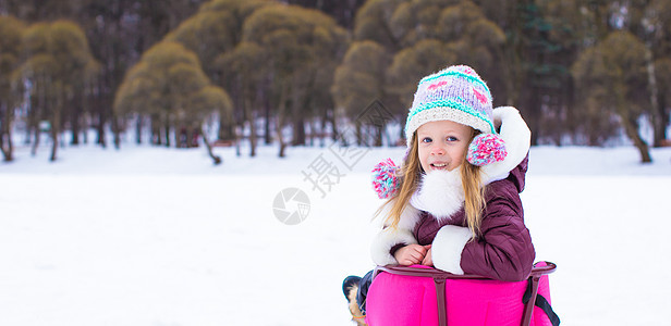 可爱的快乐小女孩 在冬天雪天滑雪微笑幸福季节围巾天气雪花公园乐趣女性晴天图片