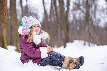 可爱的快乐小女孩 在寒冬雪天 在户外玩得开心围巾森林雪花女性微笑帽子手套闲暇天气幸福图片