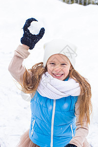 可爱的小女孩在冬冬户外玩雪球幸福围巾手套童年女性公园天气晴天婴儿森林图片