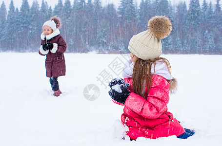 冬天下雪日户外可爱的小女孩女儿女性闲暇孩子幸福手套季节森林姐姐乐趣图片