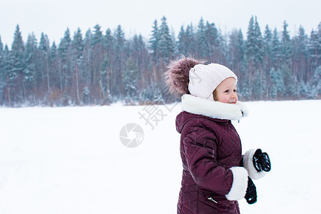 雪冬日户外可爱的小女孩们童年微笑森林女性幸福雪花婴儿手套帽子外套图片