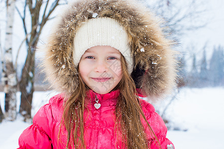 冬天下雪日户外可爱的小女孩乐趣公园季节女儿婴儿闲暇孩子围巾女性森林图片