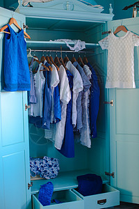衣柜里装着蓝色衣服的衣橱衬衫架子女士精品人体服饰衣架围巾模型店铺图片