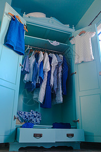 衣柜里装着蓝色衣服的衣橱色调壁橱房间裙子配件服装裁缝收藏店铺围巾图片
