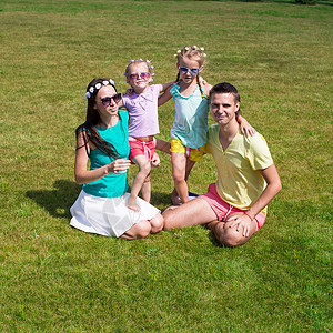 夏日与两个孩子一起户外快乐家庭季节父母女性微笑后代花园丈夫喜悦草地孩子们图片