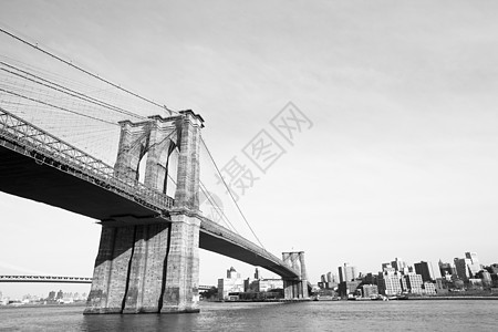 东河的布鲁克林大桥 从纽约市来看 黑白两面景观场景全景市中心蓝色建筑建筑学交通旅行摩天大楼图片