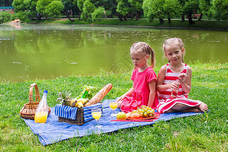 可爱的小女孩 在阳光明媚的白天在公园野餐家庭幼儿朋友们孩子童年赤脚幸福喜悦女孩闲暇图片