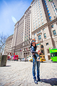 爸爸和小女孩在华尔街 纽约金融区 纽约市的华尔街地标旅游旅行家庭单程商业市中心建筑物街道城市图片