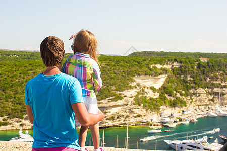 年轻的父亲和小女孩享受着博尼法西奥的美景海岸线旅行假期游客热带喜悦爸爸蓝色女儿城市图片