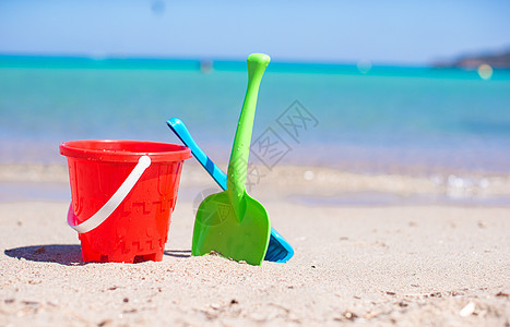夏天小孩在白沙沙滩的海滩玩具海洋闲暇海岸孩子季节塑料假期旅行旅游热带图片