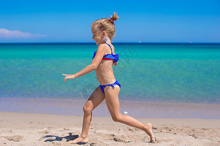 可爱的小女孩在热带白沙滩上玩得开心运动活动喜悦游泳衣女孩训练瑜伽乐趣泳装情感图片