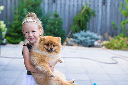 金发小金发女孩 带着宠物狗在公园户外婴儿宠物情感朋友精力闲暇后院童年乐趣小狗图片