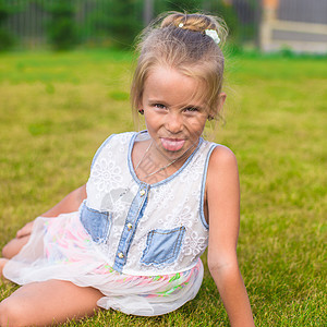 可爱的小女孩 在夏天在户外快乐水壶植物享受假期微笑栅栏婴儿幼儿园女性女孩图片