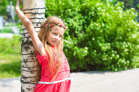 花园里有花朵的小可爱女孩的肖像紫丁香喜悦享受乐趣幼儿园晴天幸福孩子情感女孩们图片