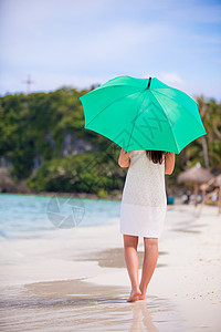 白沙滩上带绿伞的年轻女孩预报高度海洋条纹蓝色女士彩虹季节旅行旅游图片