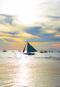 在美丽多彩的夕阳下航行橙子反射天空地平线阳光海洋运动旅行海岸血管图片