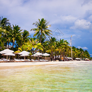 异国情调的热带白色沙滩上的沙滩椅和遮阳伞旅行休息室天空海岸线支撑假期海岸晴天海景蓝色图片