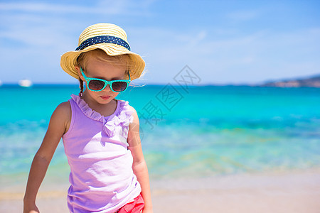 可爱的小女孩在度假期间 在热带海滩玩得开心孩子童年支撑婴儿旅游假期海洋女儿女孩异国图片