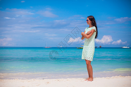 在海滩度假的年轻女子女士旅行幸福帽子裙子女孩太阳热带娱乐天堂图片