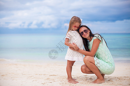 年轻妈妈和小女儿戴着帽子 在海滩玩得开心女性情调女士家庭享受孩子太阳镜父母女孩假期图片