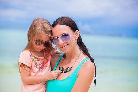 暑假沙滩度假时的小女孩和快乐妈妈异国女士父母孩子母亲海岸情调享受热带家庭图片