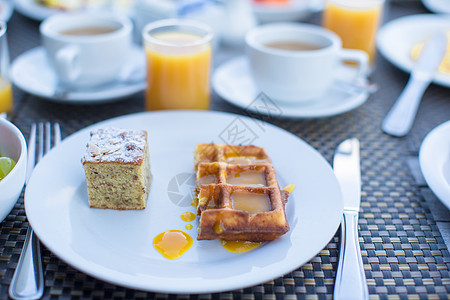 美味的华芙饼 蛋糕 咖啡和果汁在度假餐厅用于早餐食物木瓜玻璃果盘桌子羊角杯子甜点馅饼沙漠图片